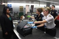 Waarom je op Schiphol nog steeds moet uitpakken