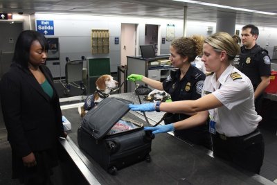 Waarom je op Schiphol nog steeds moet uitpakken